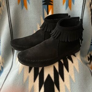 Minnetonka women’s moccasins, size 8.